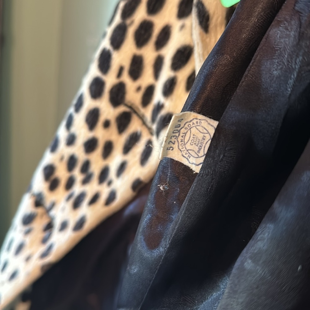 VINTAGE Fur Coat - Picture 8 of 11